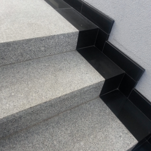 Stopnica granitowa  kolor szary  - płomieniowana  33x120x2 - sprzedaż na pełne opakowania 