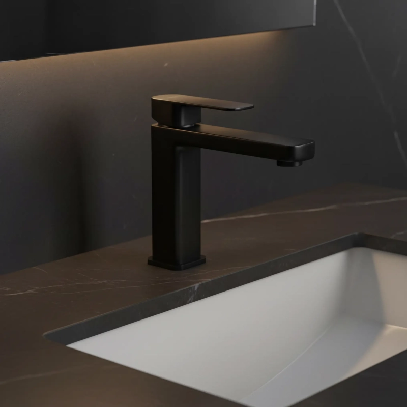 rea-arlo-black-1.webp