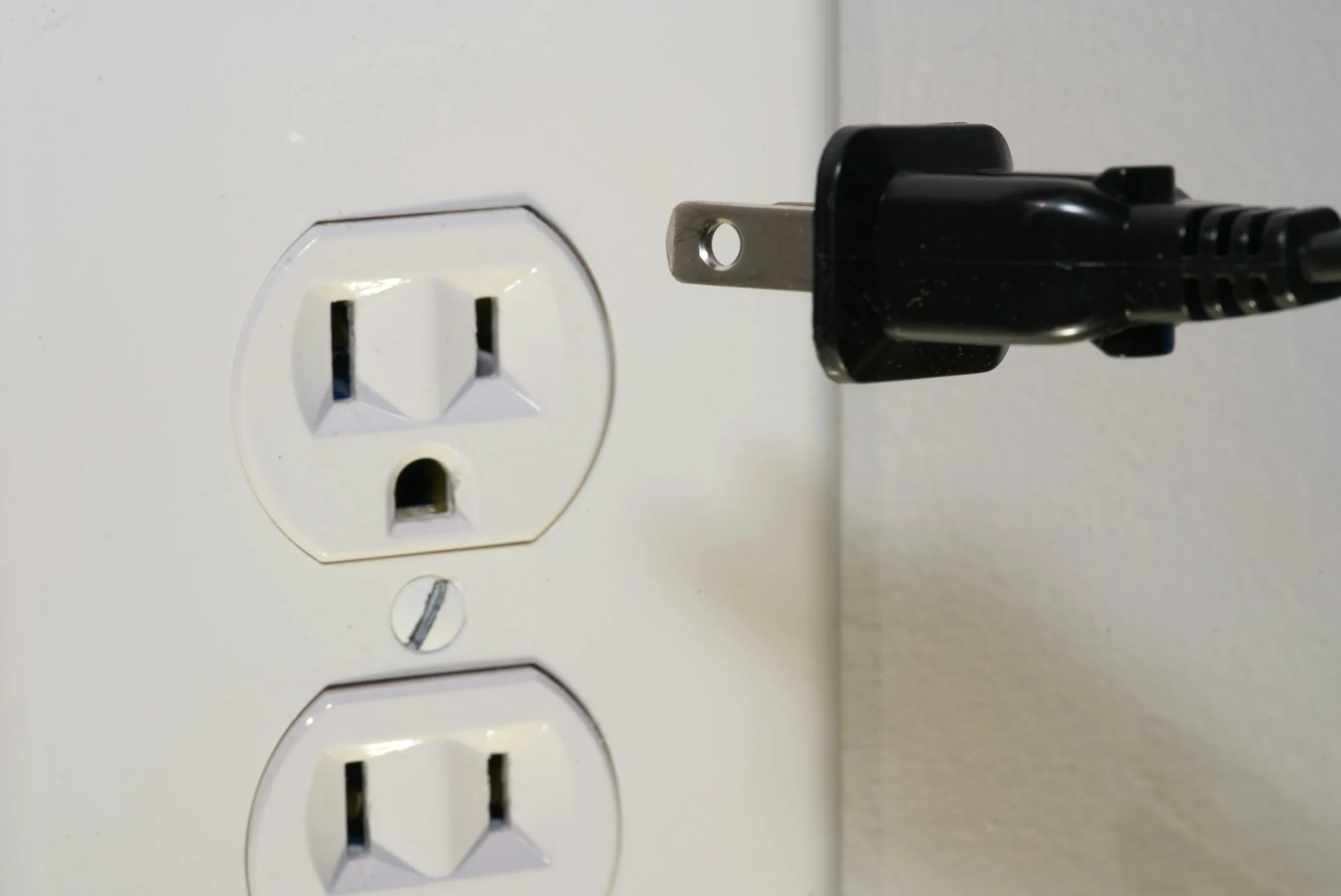 Instalacje elektroinstalacyjne – jak dobrać puszki, łączniki i gniazda do wnętrza?