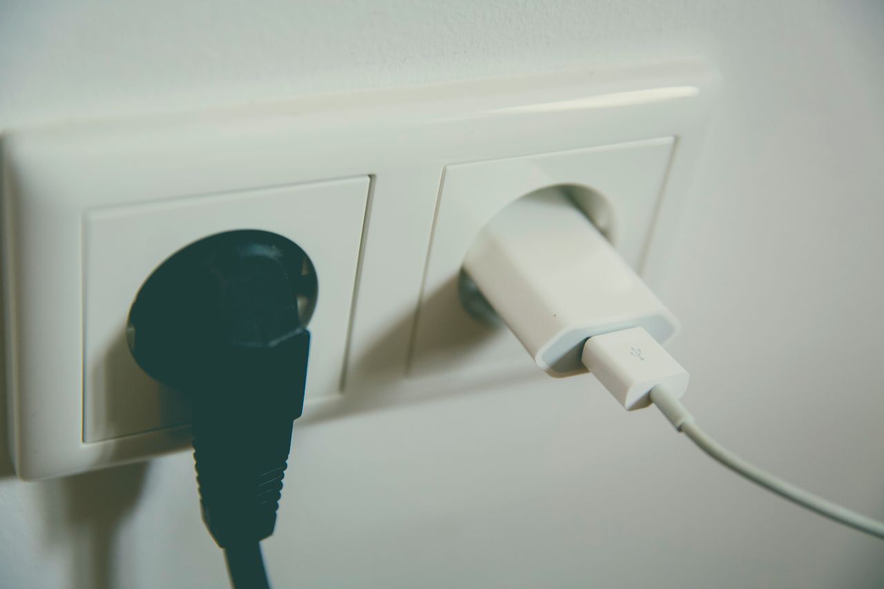 Instalacje elektryczne – jak dobrać puszki, łączniki i gniazda do wnętrza?