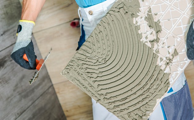 Stosowanie kleju do płytek w zależności od podłoża oraz typu pomieszczenia